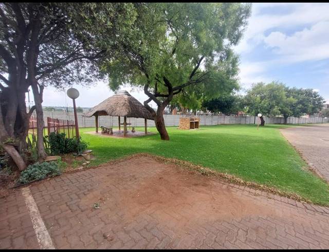 2 BEDROOM TOWNHOUSE FOR SALE IN HIGHVELD